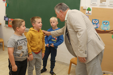 Begunje Prevzem knjig Občine Cerknica in zastave za prvošolčke 03  Foto Ljubo Vukelič